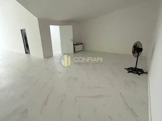 Sala com 111m², para alugar, no bairro Meia Praia em Itapema