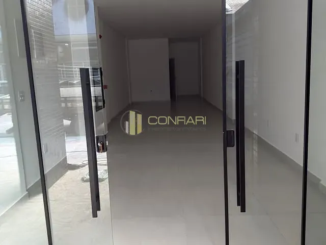 Sala à venda ou para alugar, no bairro Meia Praia em Itapema