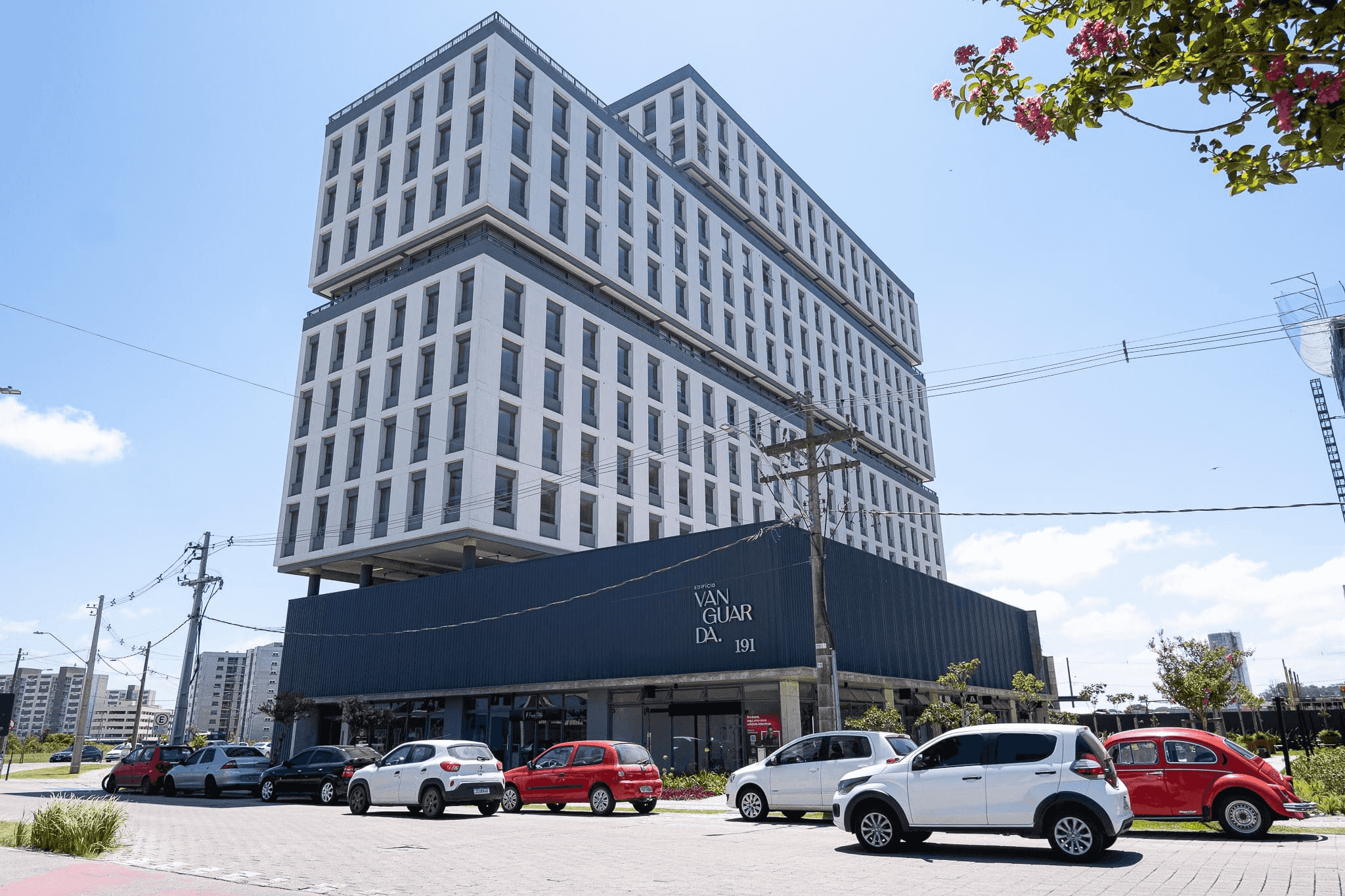 Sala comercial à venda no Ed. Vanguarda – Frente Parque Una! 32,63 m², andar alto, portaria 24h, elevador, vista permanente e estrutura completa!
