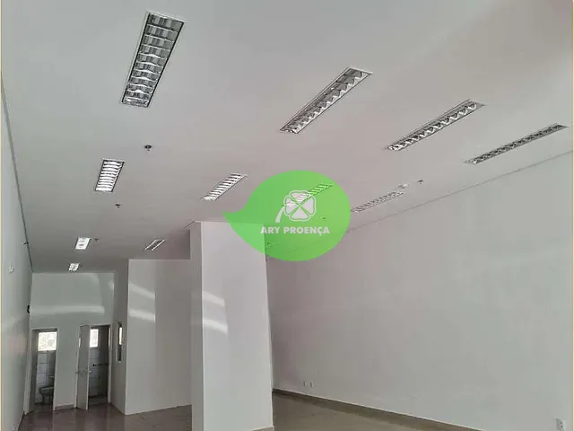 Sala à venda ou para alugar, no bairro Vila Trujillo em Sorocaba