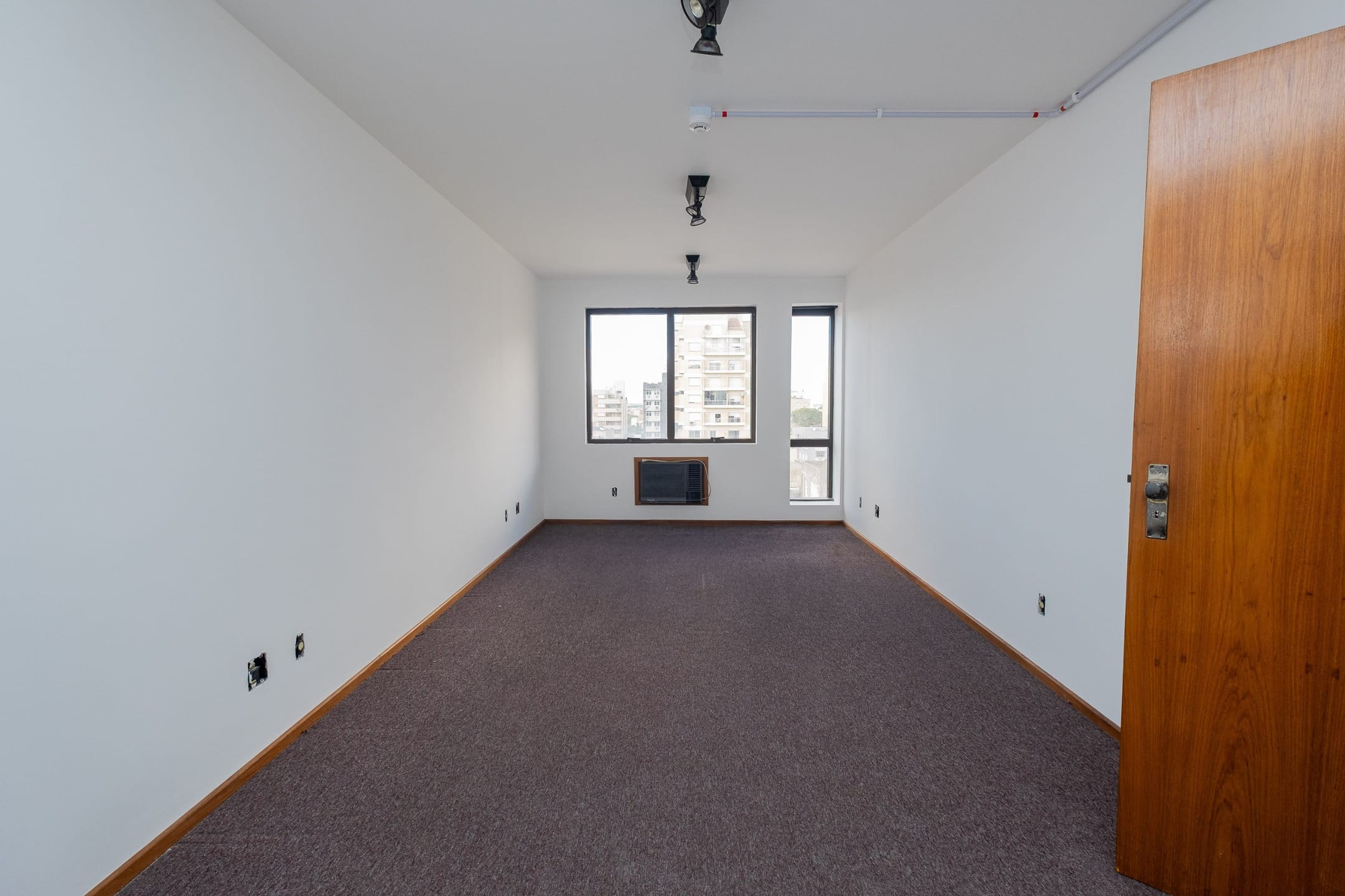 Sala comercial à venda na XV de Novembro, Centro - 28 m², banheiro, piso de carpete e infraestrutura completa.