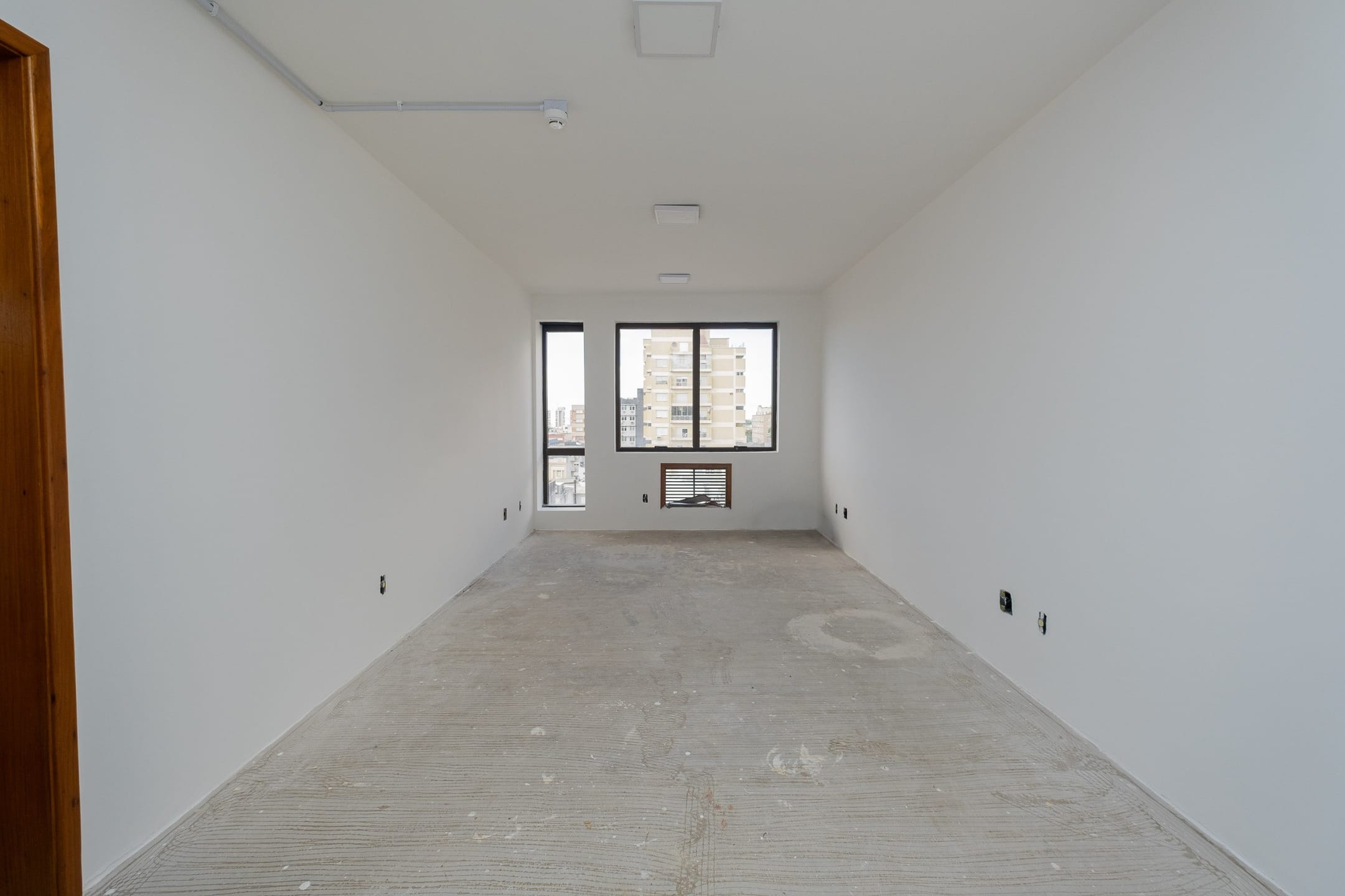 Sala comercial à venda na XV de Novembro, Centro - 28 m², banheiro, frente para a rua e elevador.