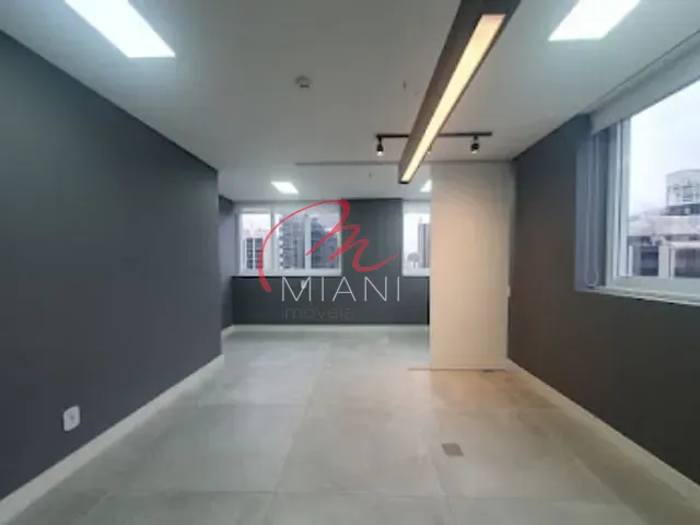 Sala com 36m², para alugar, no bairro Cidade Monções em Rua Arizona