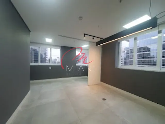 Sala com 36m², para alugar, no bairro Cidade Monções em Rua Arizona