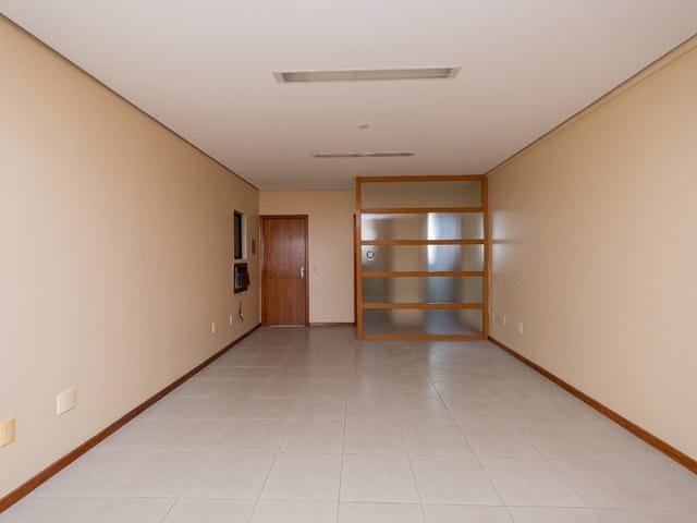 Foto do Sala - Sala comercial no Centro de Pelotas RS disponível para aluguel e venda, com localização estratégica e ideal para negócios e escritórios | UP Imóveis
