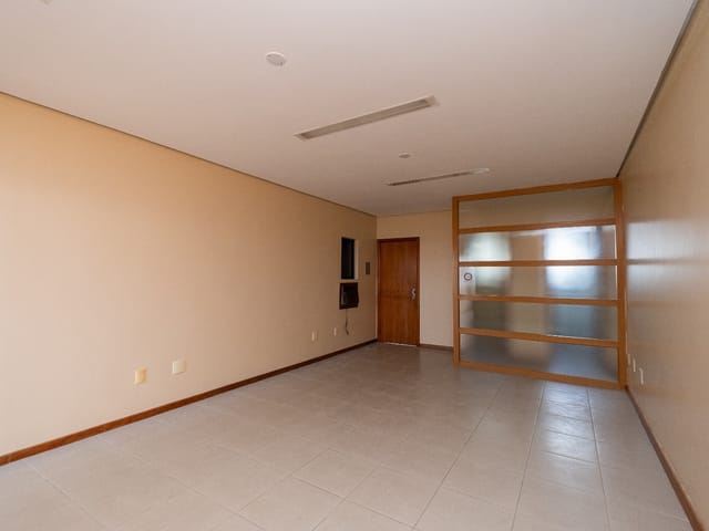 Foto do Sala - Sala comercial no Centro de Pelotas RS disponível para aluguel e venda, com localização estratégica e ideal para negócios e escritórios | UP Imóveis