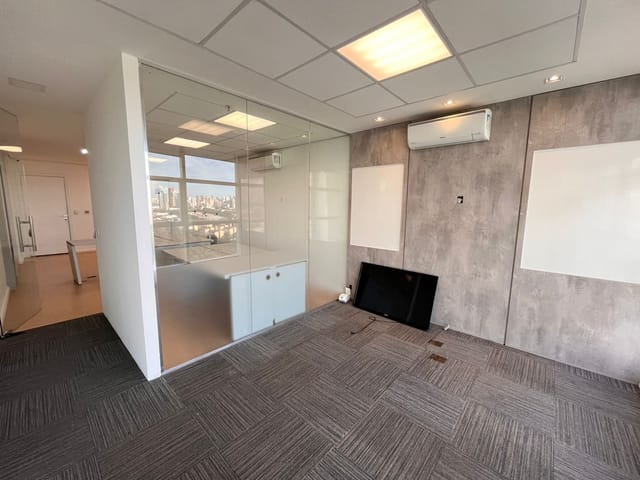 Sala com 42m², para alugar, no bairro Gleba Fazenda Palhano em Londrina