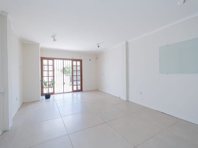 Sala à venda ou para alugar, no bairro Centro em Pelotas