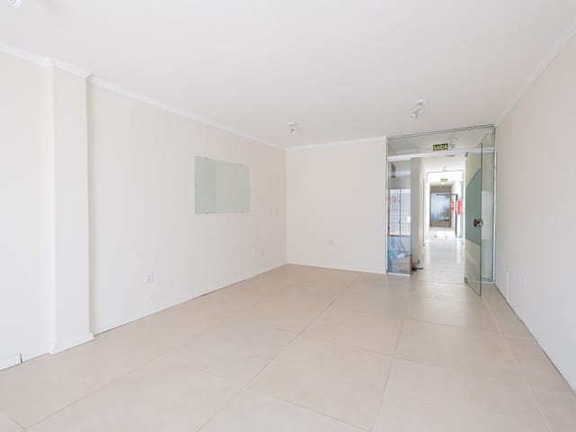 Sala à venda ou para alugar, no bairro Centro em Pelotas