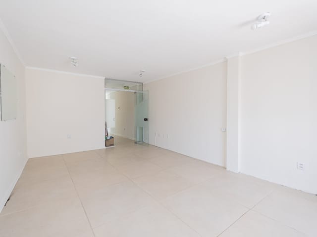 Sala à venda ou para alugar, no bairro Centro em Pelotas