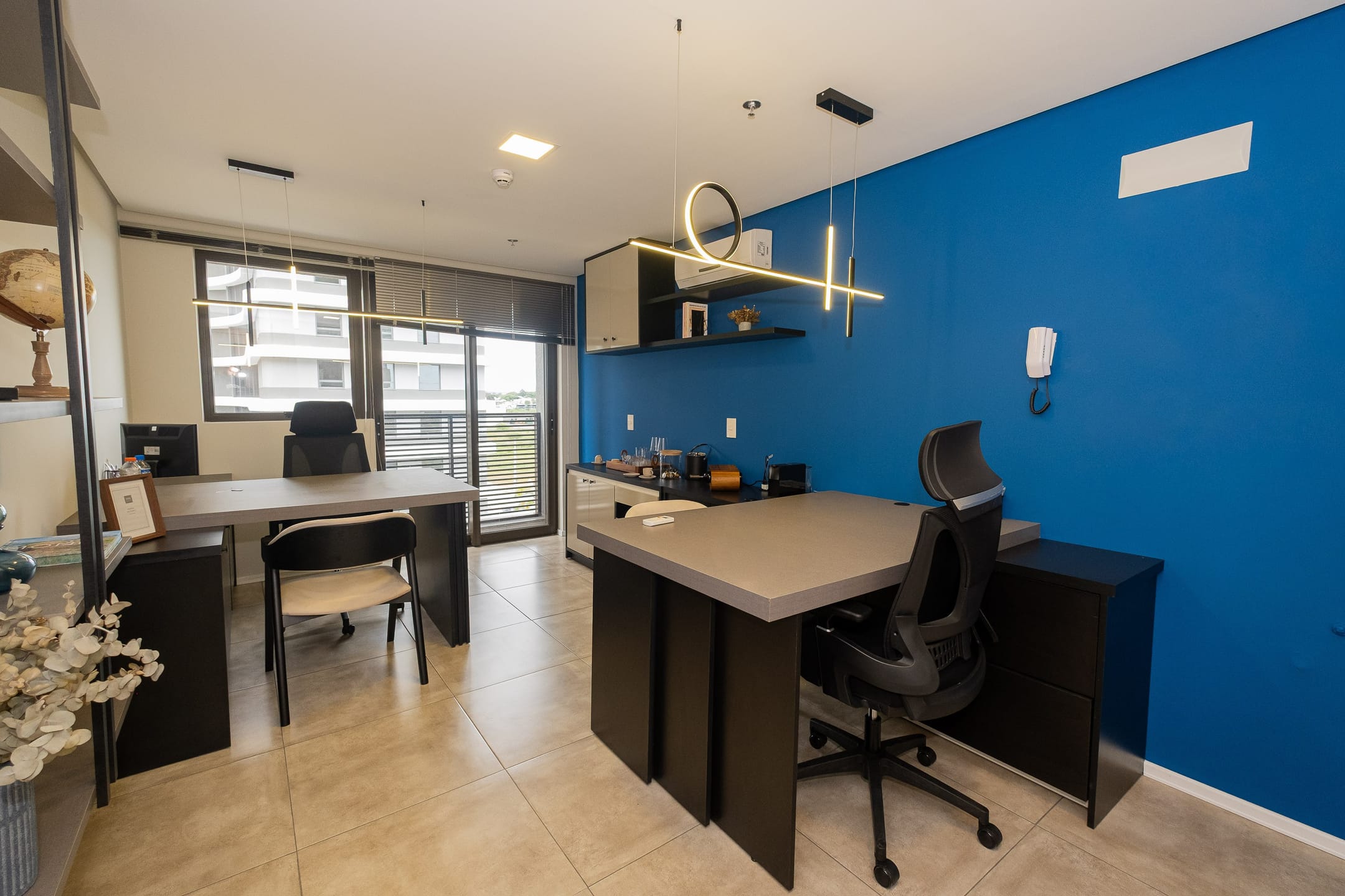 Sala comercial mobiliada no Parque Una, pronta para uso no Plex Hub, andar alto, com excelente localização e infraestrutura completa.