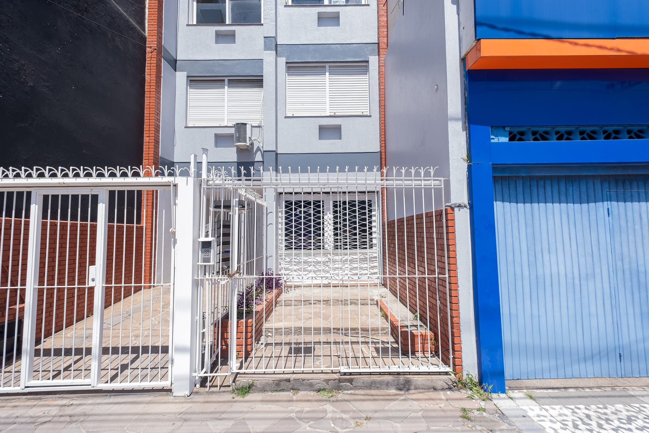 Sala Comercial para Locação em Localização Estratégica, Próxima à Av. Bento Gonçalves, Ideal para Escritórios e Negócios que Buscam Visibilidade