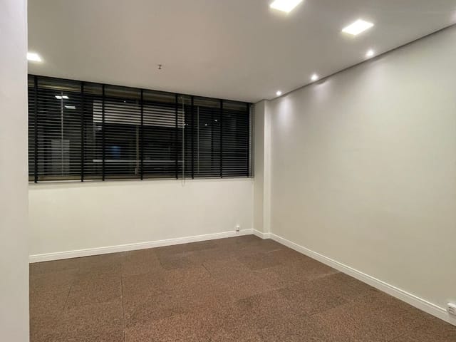 Sala com 42m², à venda ou para alugar, no bairro Dezoito do Forte Empresarial/Alphaville. em Barueri