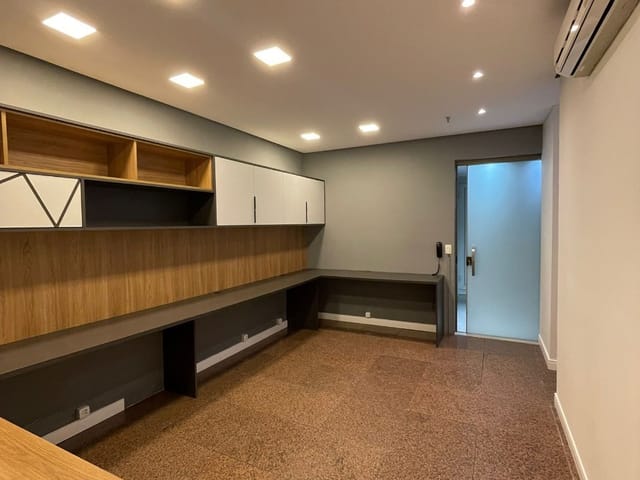 Sala com 42m², à venda ou para alugar, no bairro Dezoito do Forte Empresarial/Alphaville. em Barueri
