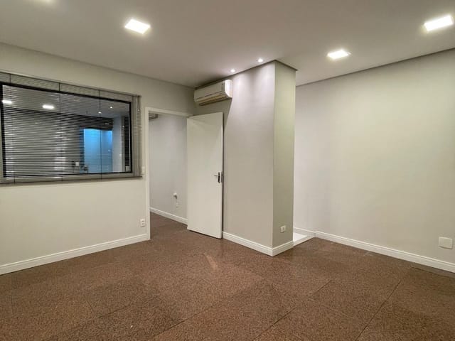 Sala com 42m², à venda ou para alugar, no bairro Dezoito do Forte Empresarial/Alphaville. em Barueri