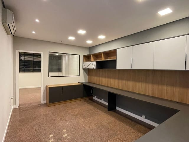 Sala com 42m², à venda ou para alugar, no bairro Dezoito do Forte Empresarial/Alphaville. em Barueri