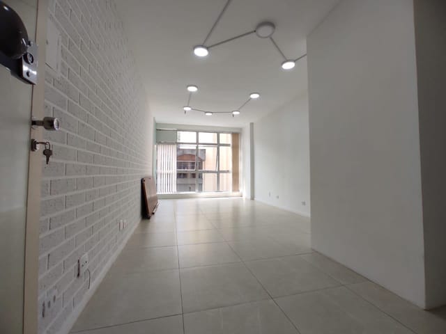 Sala à venda ou para alugar, no bairro Centro em Petrópolis