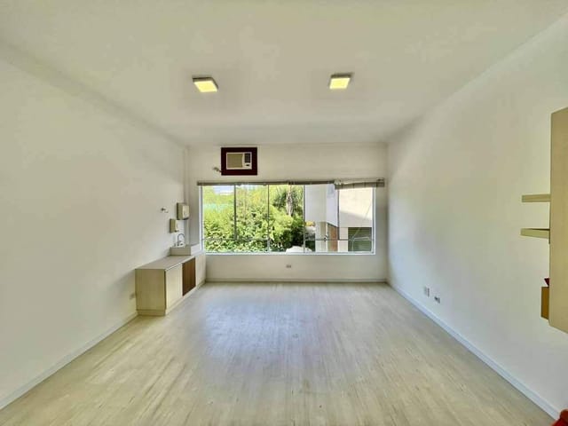Sala com 31m², à venda ou para alugar, no bairro Granja Viana em Cotia