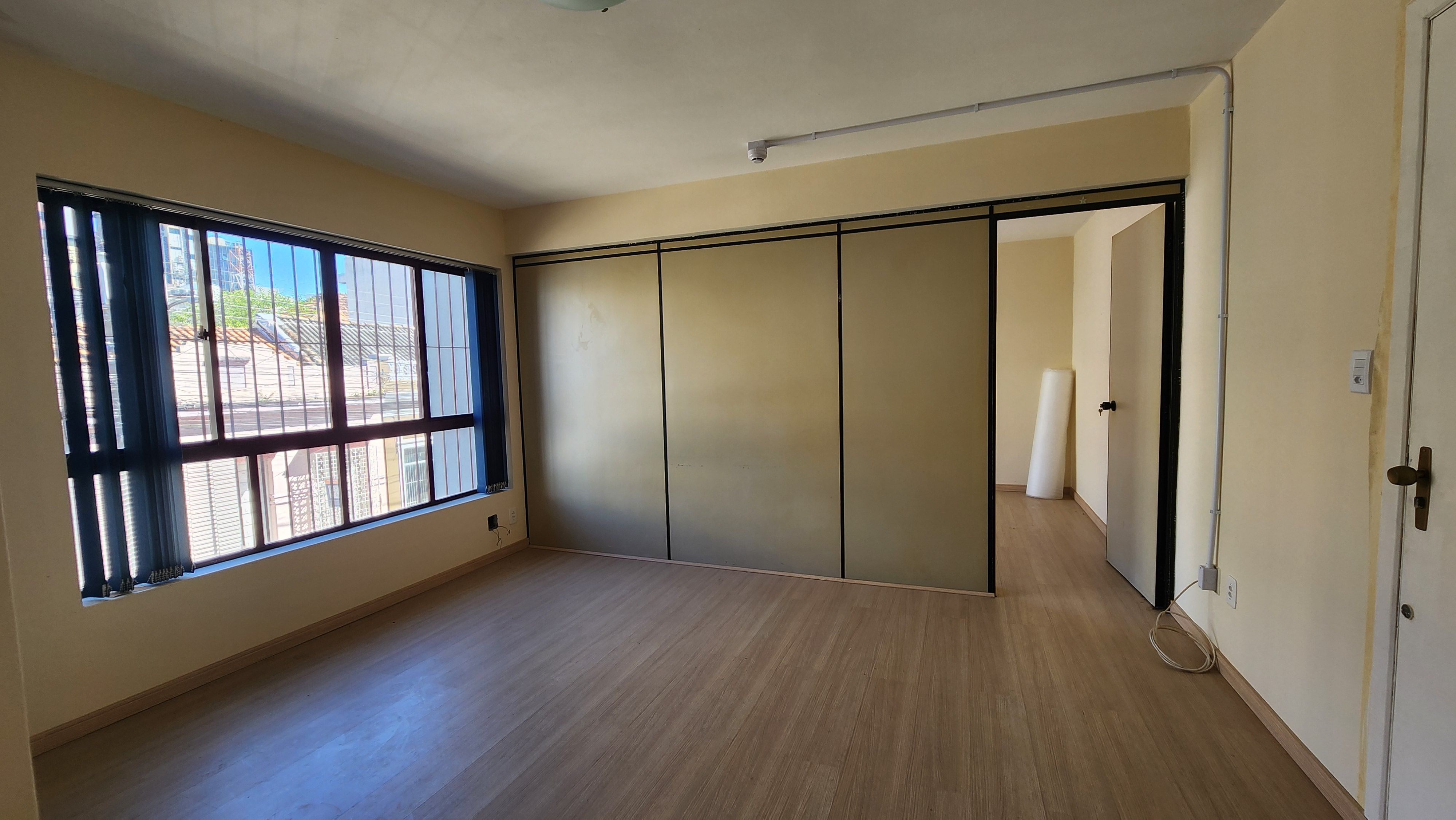 Sala à venda no Edifício Moraes Notari, centro de Pelotas - 37 m², banheiro, piso laminado e ótima posição solar.
