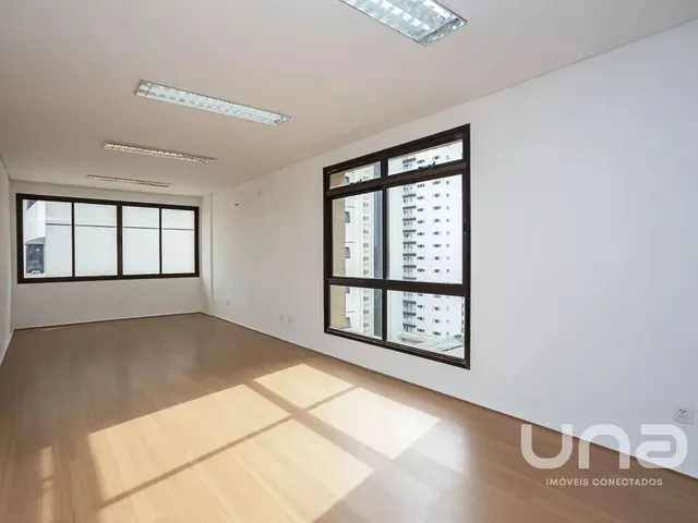 Sala à venda, no bairro Água Verde em Curitiba