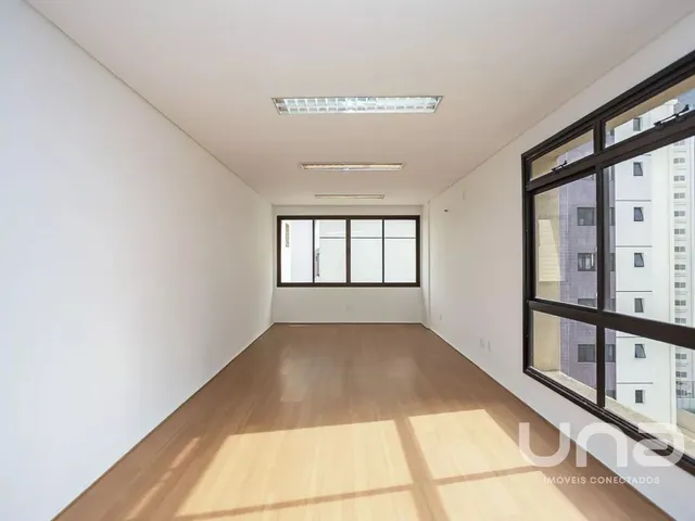 Sala à venda, no bairro Água Verde em Curitiba