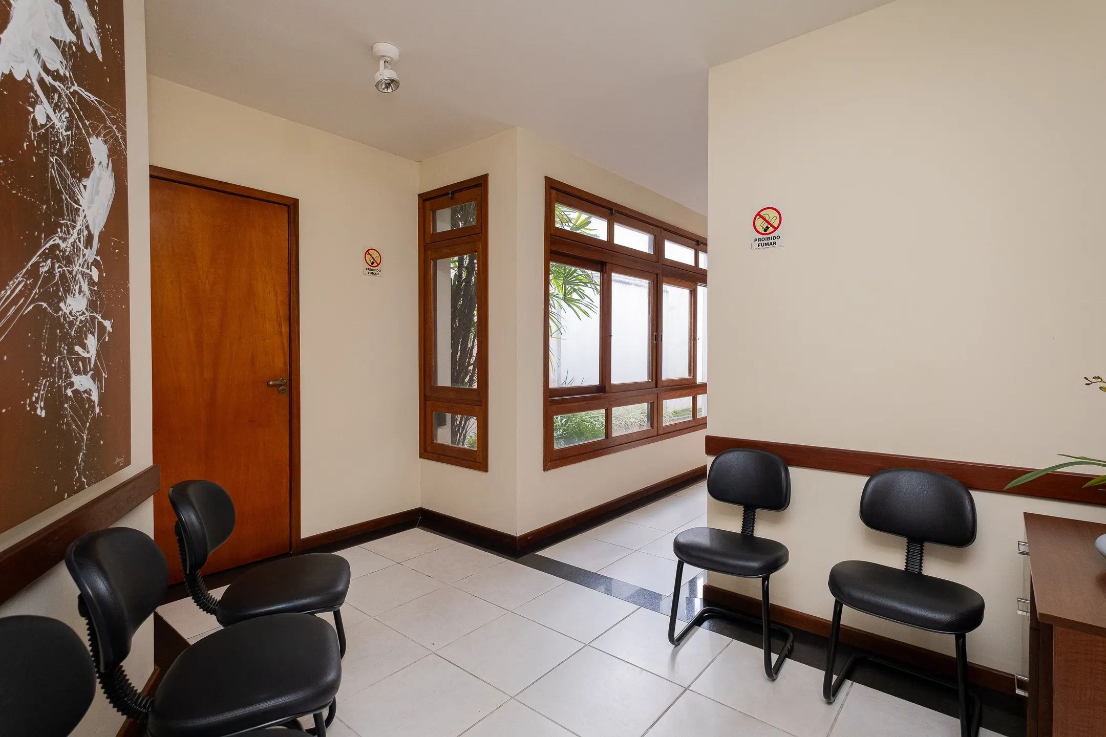 Prédio comercial à venda em Pelotas, próximo à Av. Bento Gonçalves - com 146m², recepção, 5 salas e excelente potencial para empresas e clínicas.