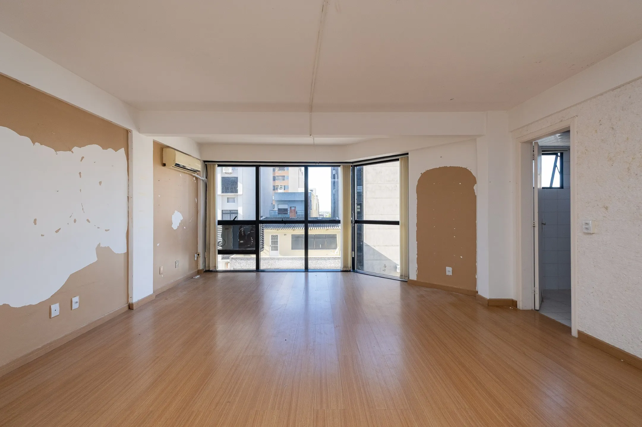 Sala comercial no Centro, em localização estratégica, ideal para escritórios, consultórios e negócios que buscam visibilidade.
