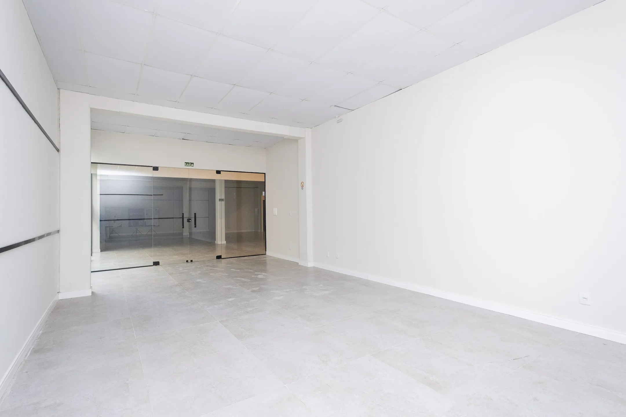 Sala Comercial para Aluguel em Galeria no Parque Una em Pelotas RS, Excelente Localização para Negócios e Atendimento ao Público - 7