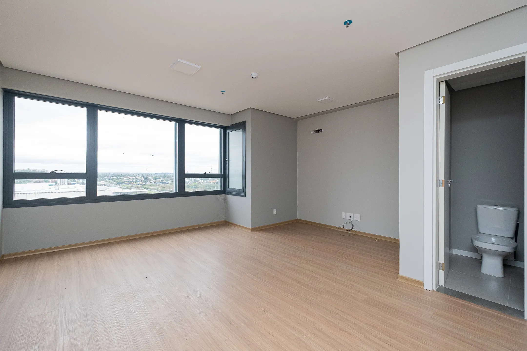 Sala comercial à venda no Flow Work, Parque Una - 28 m², piso laminado, lavabo privativo e andar alto em uma das localizações mais valorizadas de Pelotas.