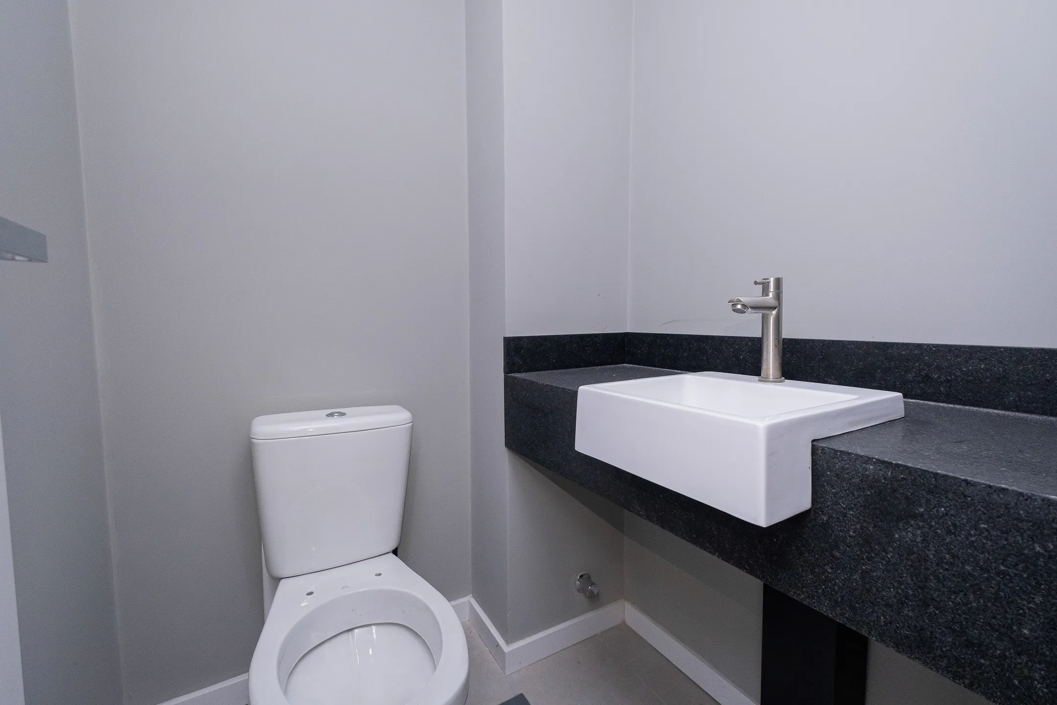 Sala comercial à venda no Flow Work, Parque Una - 28 m², piso laminado, lavabo privativo e andar alto em uma das localizações mais valorizadas de Pelotas. - 8