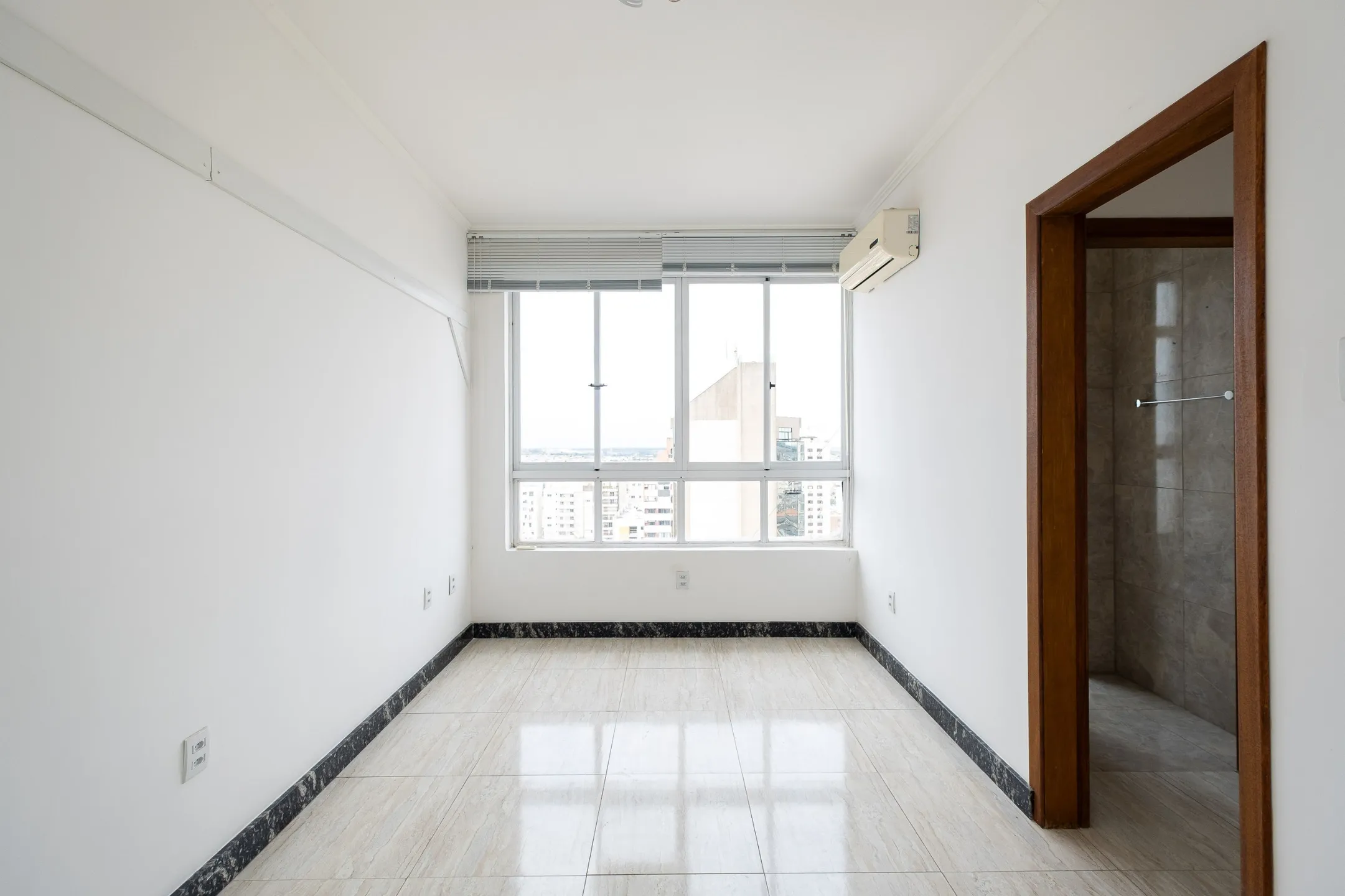 Sala comercial para locação na Rua Anchieta, Centro de Pelotas, com excelente localização, fácil acesso e ideal para escritórios e consultórios - 6