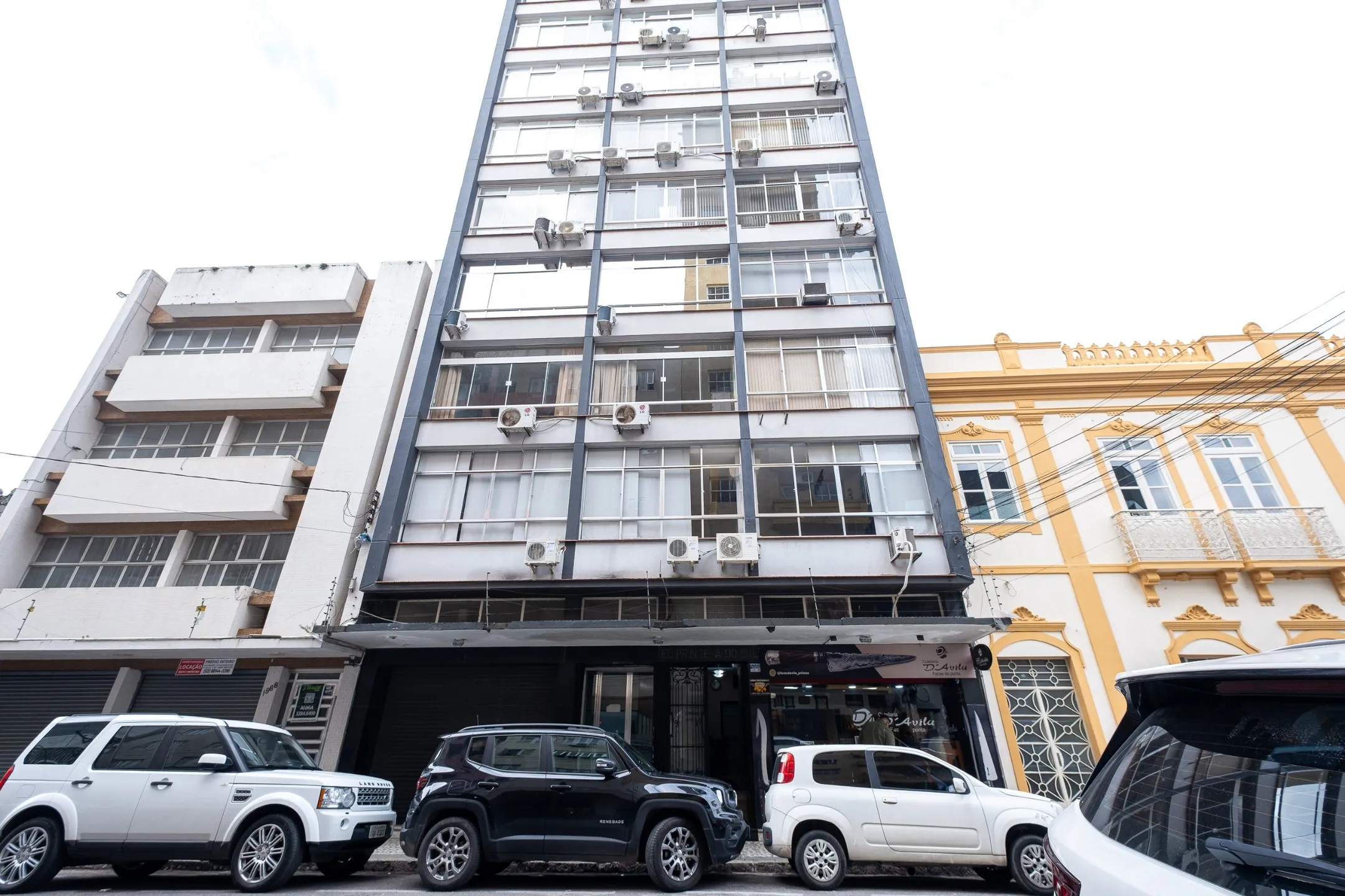 Sala comercial para locação na Rua Anchieta, Centro de Pelotas, com excelente localização, fácil acesso e ideal para escritórios e consultórios