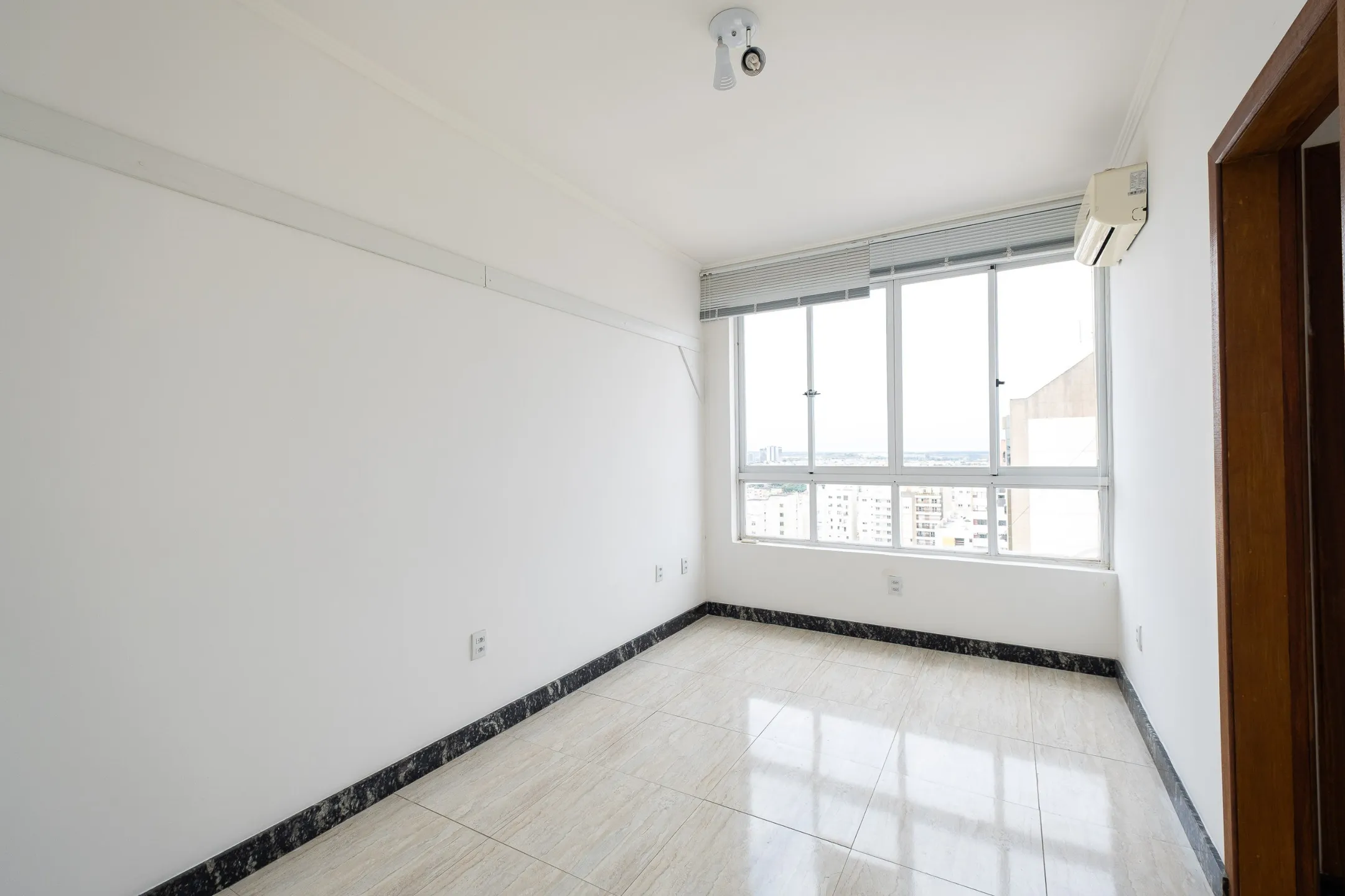 Sala comercial para locação na Rua Anchieta, Centro de Pelotas, com excelente localização, fácil acesso e ideal para escritórios e consultórios - 7