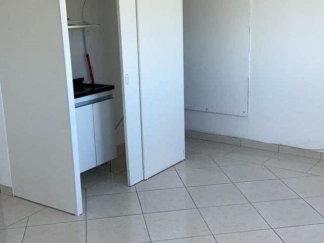 Sala com 33m², para alugar, no bairro Penha de França em São Paulo
