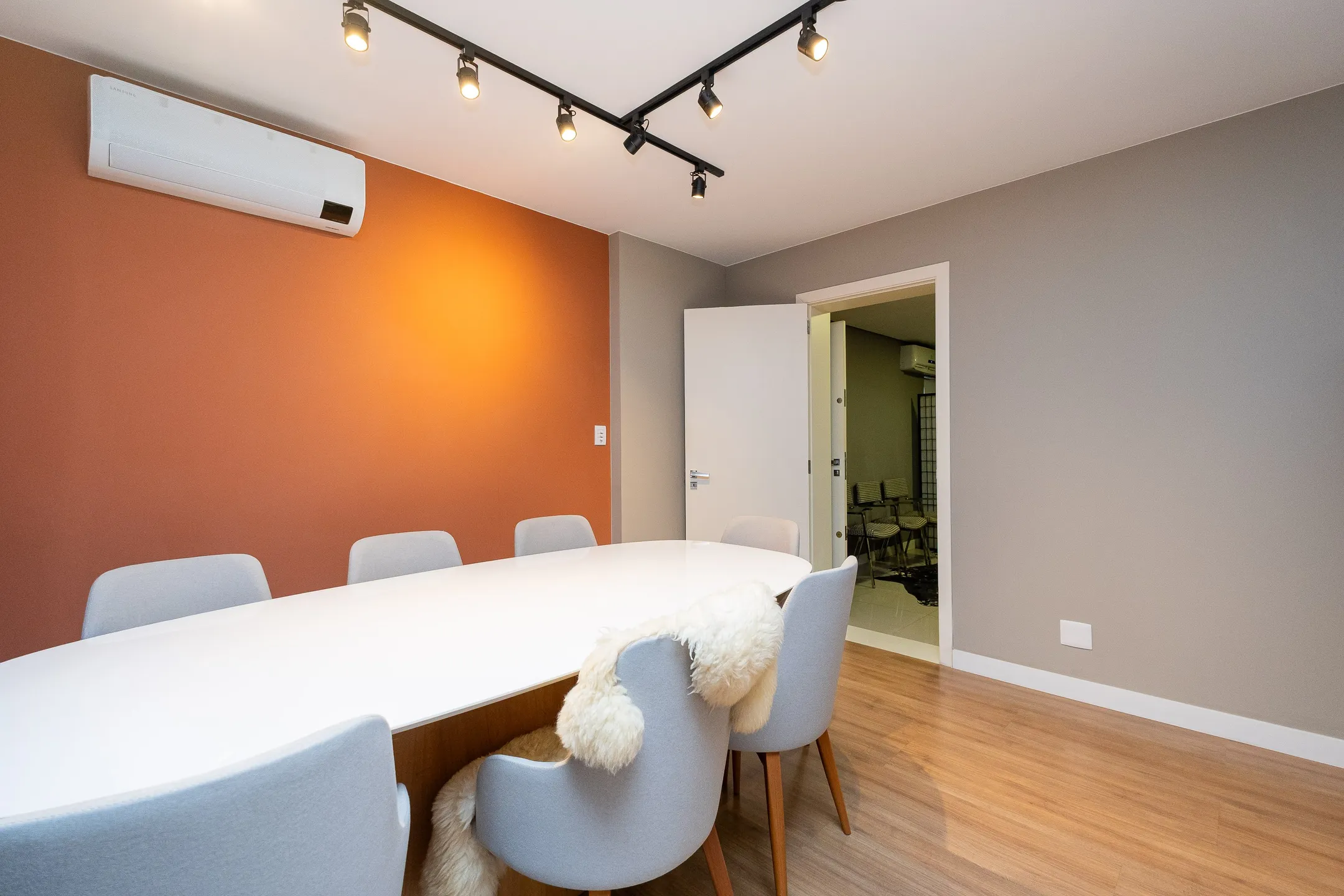 Sala comercial à venda no Edifício Jatobá, Centro - 90 m², totalmente reformada, com móveis planejados e sol da manhã. - 10