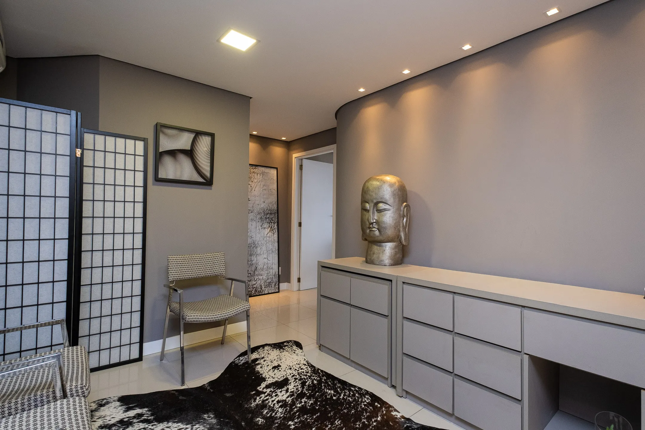 Sala comercial à venda no Edifício Jatobá, Centro - 90 m², totalmente reformada, com móveis planejados e sol da manhã.