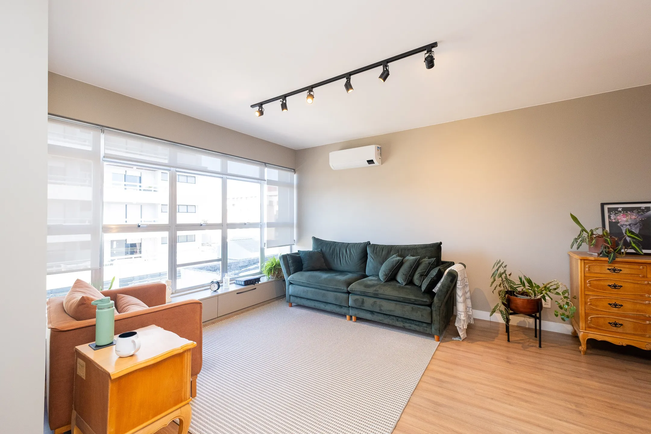Sala comercial à venda no Edifício Jatobá, Centro - 90 m², totalmente reformada, com móveis planejados e sol da manhã. - 12