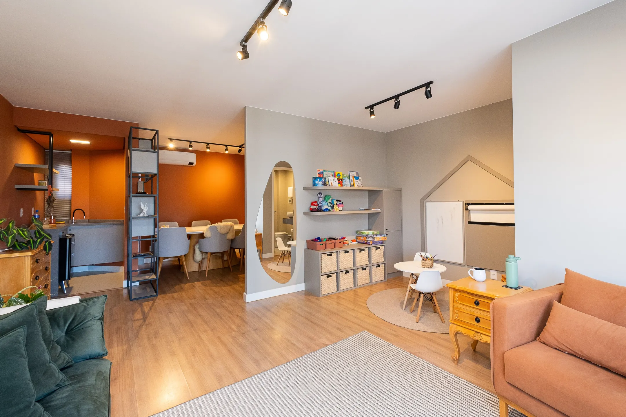 Sala comercial à venda no Edifício Jatobá, Centro - 90 m², totalmente reformada, com móveis planejados e sol da manhã. - 13