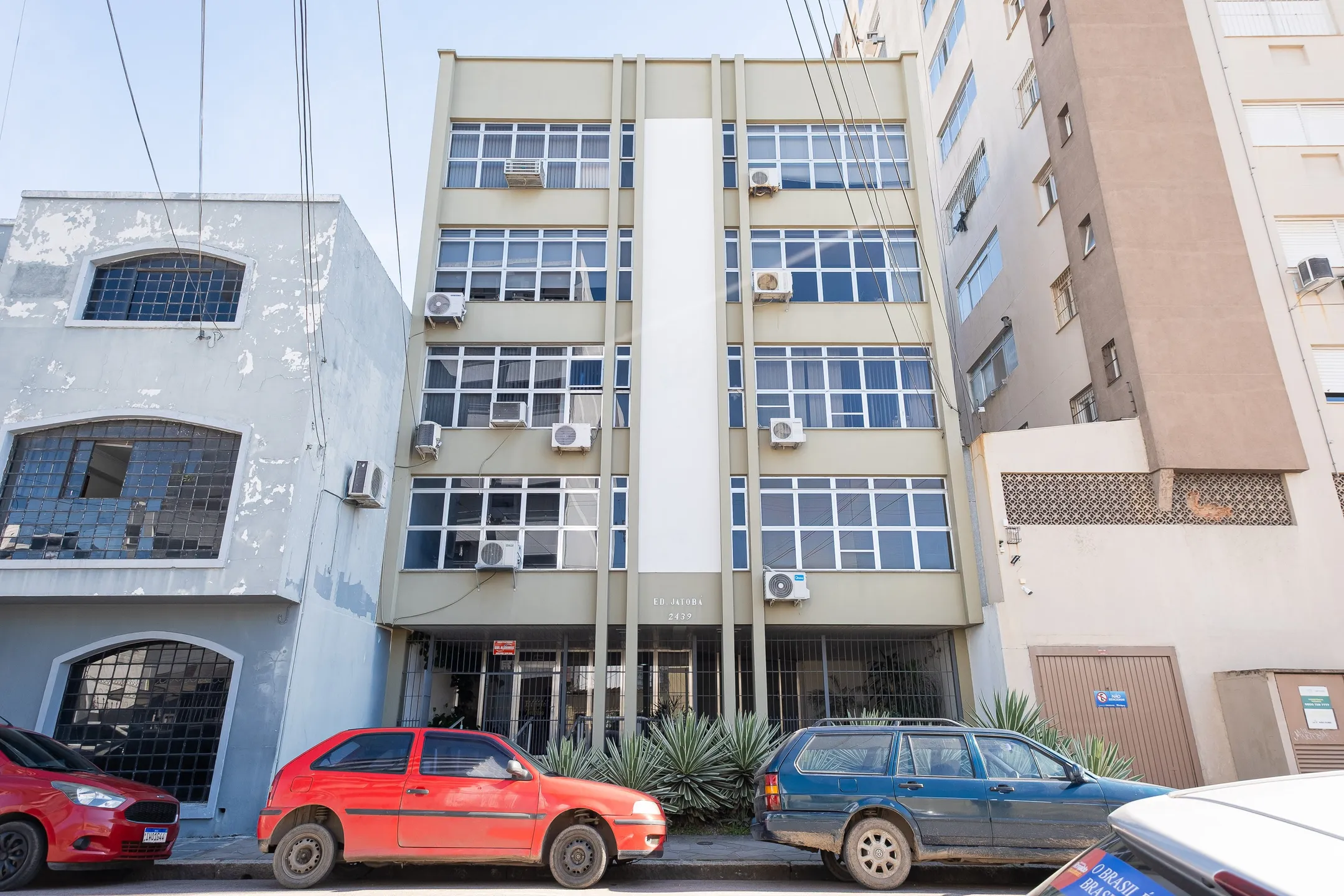 Sala comercial à venda no Edifício Jatobá, Centro - 90 m², totalmente reformada, com móveis planejados e sol da manhã. - 16