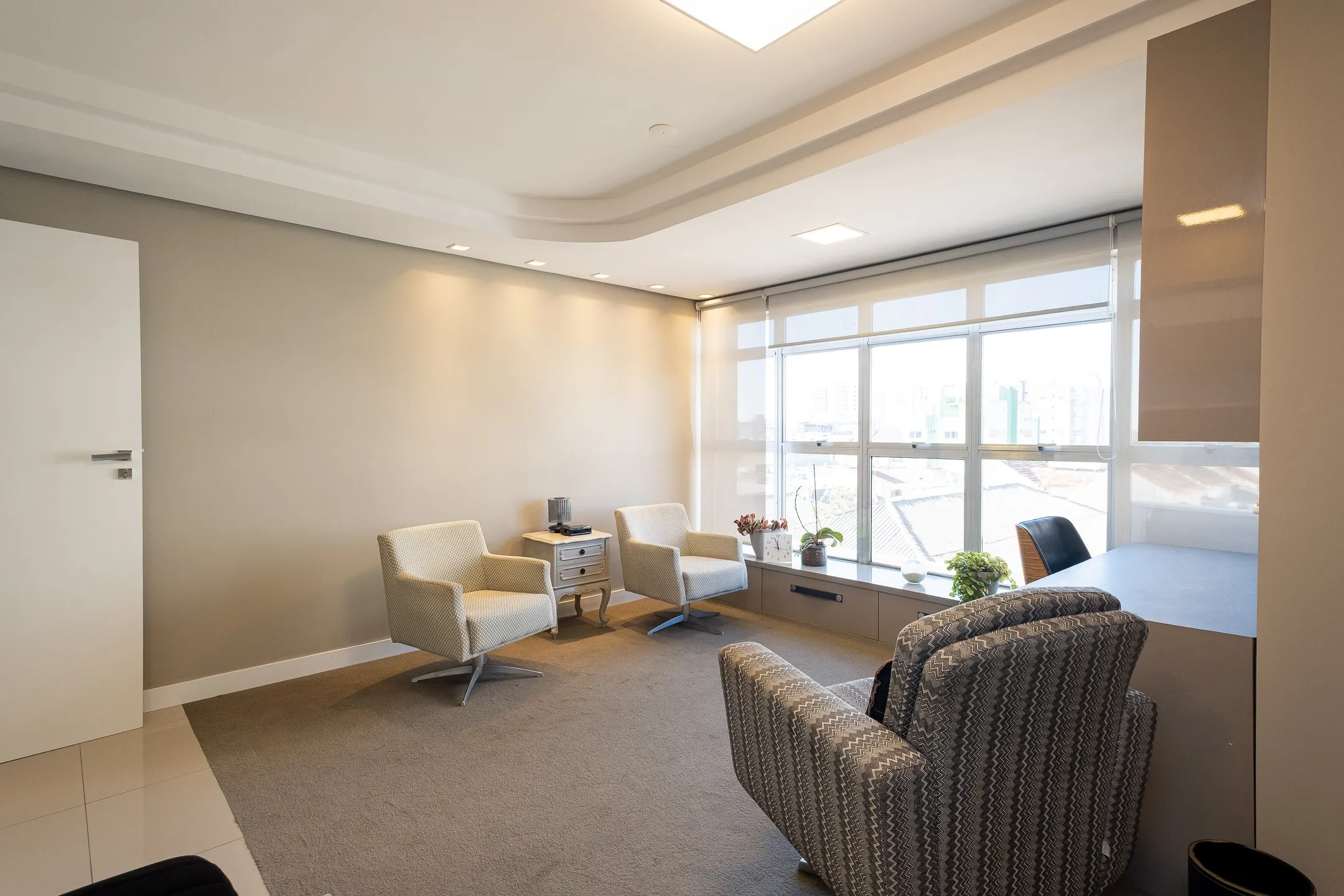Sala comercial à venda no Edifício Jatobá, Centro - 90 m², totalmente reformada, com móveis planejados e sol da manhã. - 7