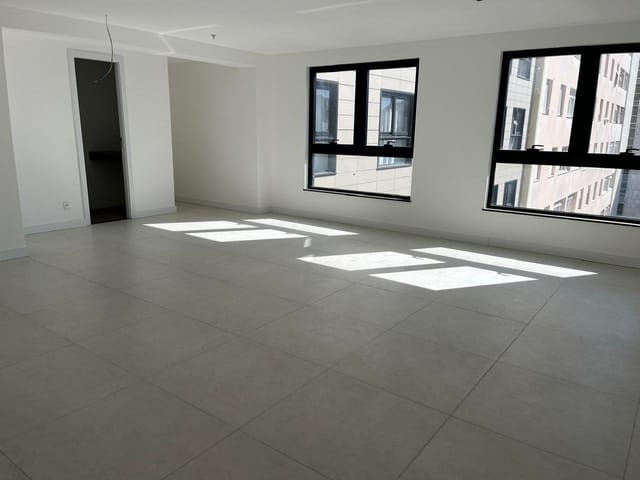 Sala à venda ou para alugar, no bairro Centro em Petrópolis