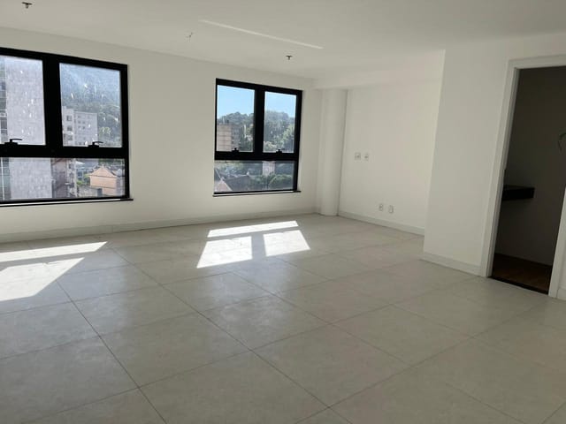 Sala à venda ou para alugar, no bairro Centro em Petrópolis
