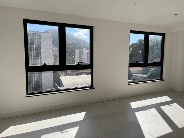 Sala à venda ou para alugar, no bairro Centro em Petrópolis