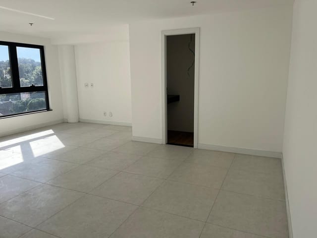Sala à venda ou para alugar, no bairro Centro em Petrópolis