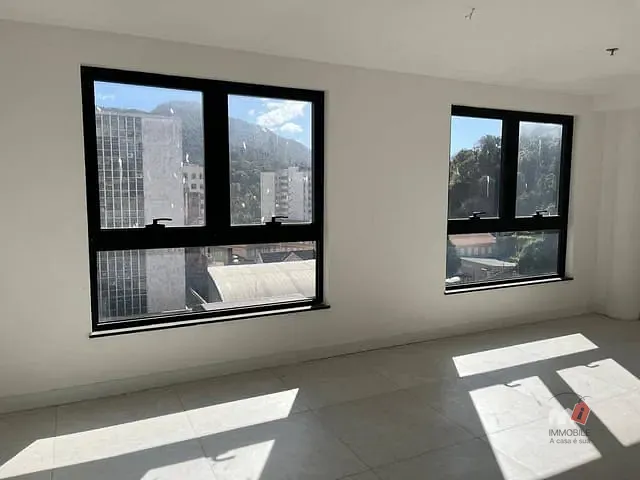 Sala à venda ou para alugar, no bairro Centro em Petrópolis