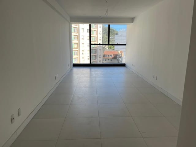 Sala à venda ou para alugar, no bairro Centro em Petrópolis