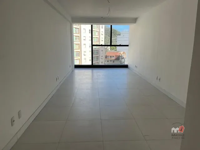 Sala à venda ou para alugar, no bairro Centro em Petrópolis