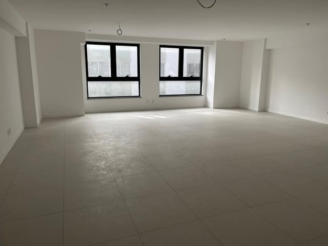Sala à venda ou para alugar, no bairro Centro em Petrópolis