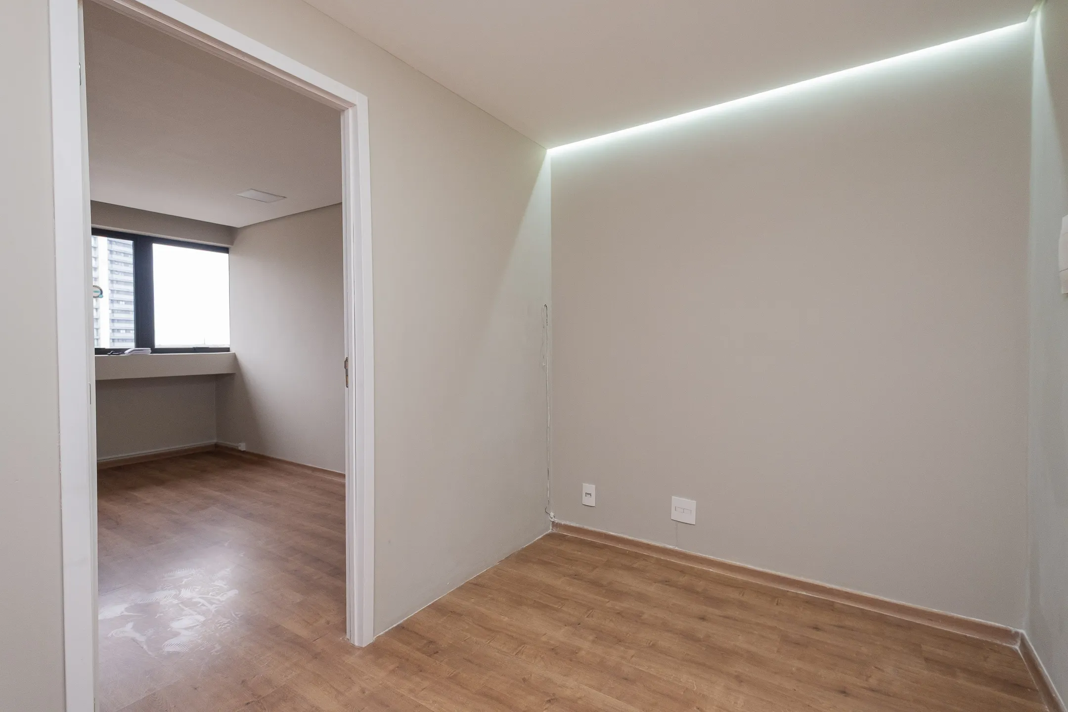 Sala comercial à venda no Plex Hub Corporativo, Parque Una - 32 m², andar alto, piso porcelanato e excelente padrão corporativo.