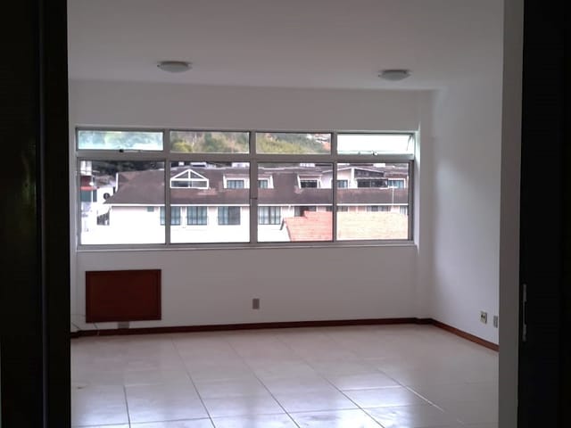 Sala para alugar, no bairro Corrêas em Petrópolis